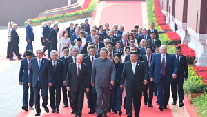 O presidente chinês Xi Jinping (frente C), o presidente russo Vladimir Putin (frente E), o líder norte-coreano Kim Jong Un (frente D) e líderes estrangeiros caminham até a Tribuna da Praça da Paz Celestial antes de um desfile militar que marca o 80º aniversário do fim da Guerra Sino-Japonesa em Pequim, China, em 3 de setembro de 2025. A China realiza em 3 de setembro celebrações para marcar o 80º aniversário do fim da Segunda Guerra Sino-Japonesa, conhecida na China como Guerra de Resistência contra a agressão japonesa, e o fim da Segunda Guerra Mundial. EFE/EPA/XINHUA / Shen Hong CHINA FORA / REINO UNIDO E IRLANDA FORA / CRÉDITO OBRIGATÓRIO USO EDITORIAL SOMENTE