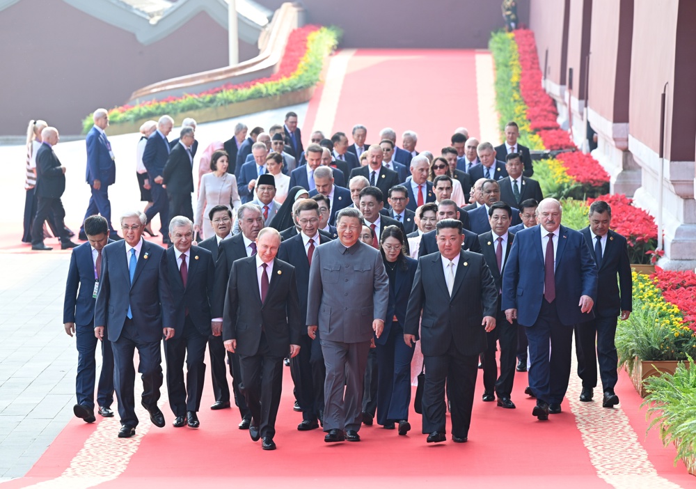 China exibe força militar com grande desfile em Pequim na presença de Putin e Kim Jong Un