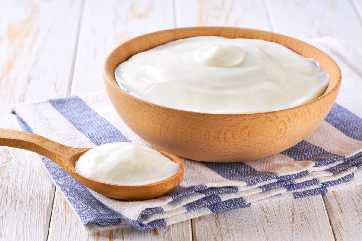 O iogurte natural é rico em nutrientes essenciais 