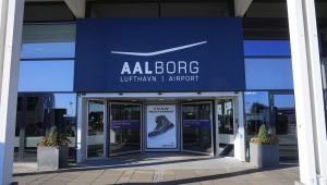 Entrada do Aeroporto de Aalborg, em Aalborg, Dinamarca, 25 de setembro de 2025. O espaço aéreo sobre o Aeroporto de Aalborg foi fechado durante a noite após drones serem observados sobrevoando o aeroporto, de acordo com a polícia. O incidente ocorreu dias depois de drones terem sido avistados perto do Aeroporto de Copenhague, na noite de 22 de setembro, forçando seu fechamento por algumas horas. (Dinamarca, Copenhague) EFE/EPA/BO AMSTRUP DINAMARCA FORA