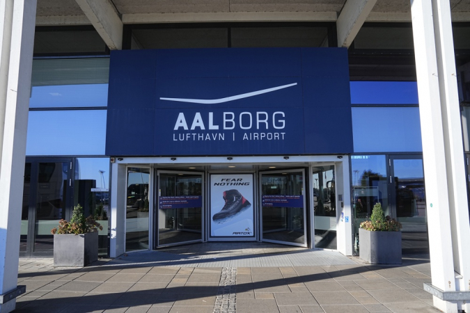 Entrada do Aeroporto de Aalborg, em Aalborg, Dinamarca, 25 de setembro de 2025. O espaço aéreo sobre o Aeroporto de Aalborg foi fechado durante a noite após drones serem observados sobrevoando o aeroporto, de acordo com a polícia. O incidente ocorreu dias depois de drones terem sido avistados perto do Aeroporto de Copenhague, na noite de 22 de setembro, forçando seu fechamento por algumas horas. (Dinamarca, Copenhague) EFE/EPA/BO AMSTRUP DINAMARCA FORA