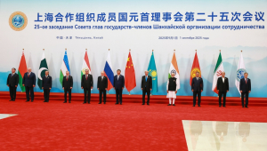 O secretário-geral da OCS, Nurlan Yermekbayev, o presidente iraniano, Masoud Pezeshkian, o presidente quirguiz, Sadyr Japarov, o primeiro-ministro indiano, Narendra Modi, o presidente cazaque, Kassym-Jomart Tokayev, o presidente chinês, Xi Jinping, o presidente russo, Vladimir Putin, o presidente tadjique, Emomali Rahmon, o presidente uzbeque, Shavkat Mirziyoyev, o primeiro-ministro paquistanês, Shehbaz Sharif, e o presidente bielorrusso, Alexander Lukashenko, posam para uma foto de família na cúpula da Organização de Cooperação de Xangai (OCS), em Tianjin, China, em 1º de setembro de 2025. (Rússia) EFE/EPA/VLADIMIR SMIRNOV/SPUTNIK/KREMLIN / POOL MANDATORY CREDIT