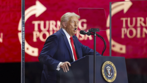 O presidente dos EUA, Donald Trump, discursa durante o culto público em memória do ativista político Charlie Kirk no Estádio State Farm em Glendale, Arizona, EUA, em 21 de setembro de 2025. Kirk foi baleado e morto em 10 de setembro durante uma parada de sua turnê American Comeback, organizada pela Turning Point USA, na Universidade de Utah Valley. EFE/EPA/CAROLINE BREHMAN