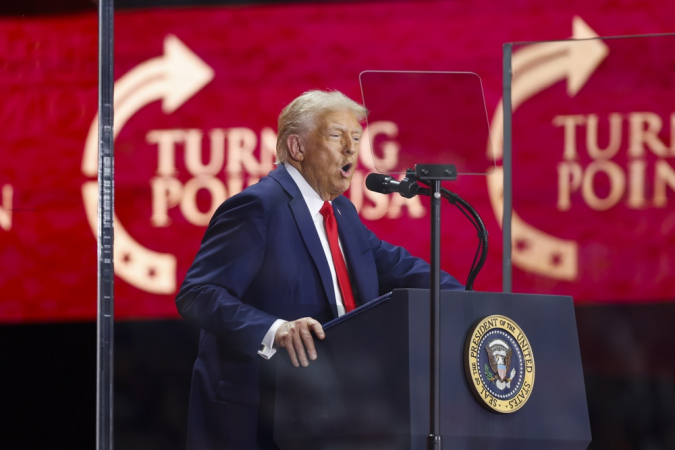 O presidente dos EUA, Donald Trump, discursa durante o culto público em memória do ativista político Charlie Kirk no Estádio State Farm em Glendale, Arizona, EUA, em 21 de setembro de 2025. Kirk foi baleado e morto em 10 de setembro durante uma parada de sua turnê American Comeback, organizada pela Turning Point USA, na Universidade de Utah Valley. EFE/EPA/CAROLINE BREHMAN