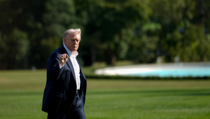 Donald Trump caminha pelo gramado sul da Casa Branca após desembarcar do Marine One em Washington