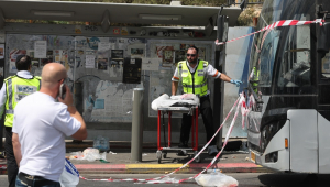 Serviços de emergência trabalham no local de tiroteio em Jerusalém