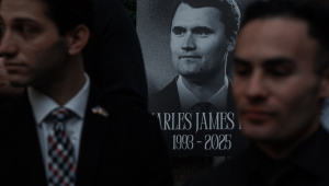 Integrantes do New York Young Republicans Club participam de uma vigília em homenagem ao ativista conservador e fundador da Turning Point USA, Charlie Kirk