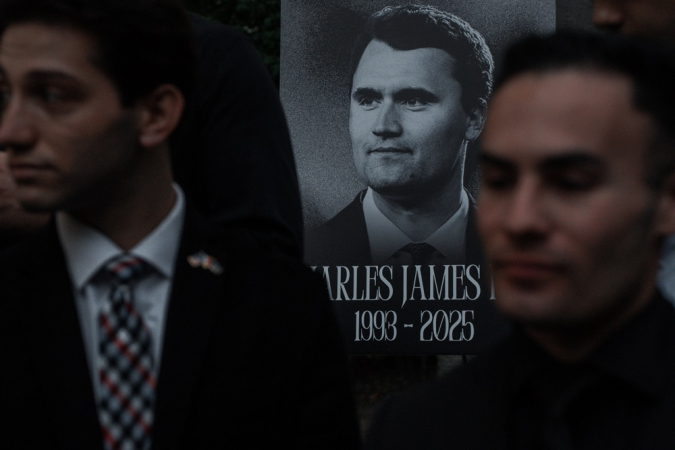 Integrantes do New York Young Republicans Club participam de uma vigília em homenagem ao ativista conservador e fundador da Turning Point USA, Charlie Kirk