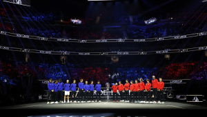 Equipes Europa e Mundo posam com o troféu da Laver Cup durante a cerimônia de abertura do primeiro dia do torneio de tênis, em São Francisco, nos Estados Unidos