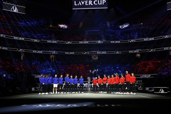 Equipes Europa e Mundo posam com o troféu da Laver Cup durante a cerimônia de abertura do primeiro dia do torneio de tênis, em São Francisco, nos Estados Unidos