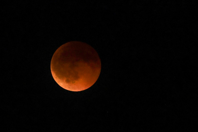 Moradores de diversos países puderam admirar um eclipse lunar total neste domingo (7)