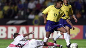 Brasil, São Paulo, SP, 25/04/2001. Romário, atacante da Seleção Brasileira, se livra da marcação do peruano Ciurlizza (22) em partida válida pelas eliminatórias da Copa do Mundo de 2002 na Coréia/Japão, entre Brasil e Peru, realizada no Estádio do Morumbi.