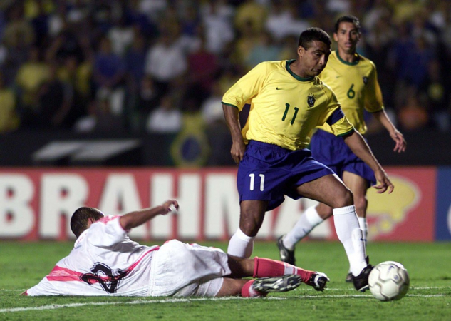 Brasil, São Paulo, SP, 25/04/2001. Romário, atacante da Seleção Brasileira, se livra da marcação do peruano Ciurlizza (22) em partida válida pelas eliminatórias da Copa do Mundo de 2002 na Coréia/Japão, entre Brasil e Peru, realizada no Estádio do Morumbi.