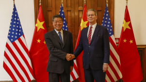 O Secretário do Tesouro dos Estados Unidos, Scott Bessent, em sua reunião com o vice-primeiro-ministro chino chino He Lifeng, neste domingo em Madrid. Se trata da quarta rodada de negociações comerciais que acontecem na EEUU e na China, depois das reuniões em Ginebra, Londres e Estocolmo, e está previsto que se prolongue até 17 de setembro. OBRIGATÓRIO)***