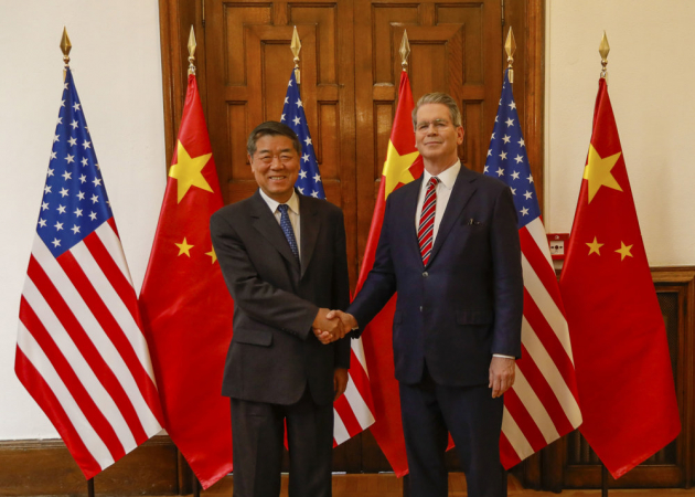 O Secretário do Tesouro dos Estados Unidos, Scott Bessent, em sua reunião com o vice-primeiro-ministro chino chino He Lifeng, neste domingo em Madrid. Se trata da quarta rodada de negociações comerciais que acontecem na EEUU e na China, depois das reuniões em Ginebra, Londres e Estocolmo, e está previsto que se prolongue até 17 de setembro. OBRIGATÓRIO)***