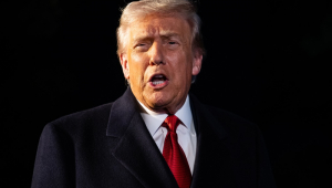 Donald Trump, fala com repórteres enquanto deixa o gramado sul da Casa Branca para embarcar no helicóptero Marine One.