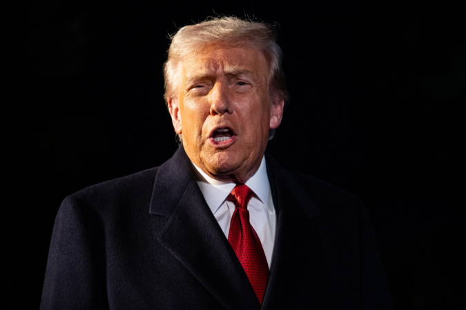 Donald Trump, fala com repórteres enquanto deixa o gramado sul da Casa Branca para embarcar no helicóptero Marine One.