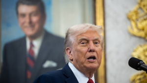 Presidente dos EUA, Donald Trump, anuncia um acordo de preços de medicamentos com a Pfizer no Salão Oval da Casa Branca, em Washington