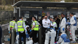 Policiais israelenses e serviços de emergência trabalham no local de um tiroteio em Jerusalém