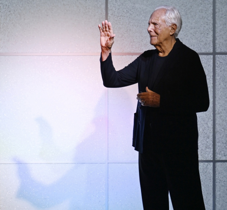 O estilista italiano Giorgio Armani cumprimenta o público ao final da apresentação de sua coleção feminina Outono/Inverno 2024