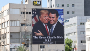 Um outdoor exibe a imagem do presidente dos EUA, Donald Trump (E), abraçando o ativista político conservador Charlie Kirk, em homenagem póstuma após o assassinato de Kirk