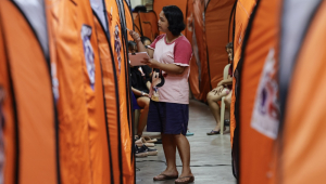 Um socorrista verifica se os moradores de uma vila propensa a inundações estão hospedados em um centro de evacuação usado como precaução contra possíveis efeitos de tempestades na Cidade de Quezon, Região Metropolitana de Manila, Filipinas, em 26 de setembro de 2025. O serviço meteorológico das Filipinas projetou a forte tempestade tropical Bualoi nas proximidades da província de Mindoro Ocidental, no centro das Filipinas. Os cidadãos foram lembrados de tomar precauções contra possíveis inundações e ventos fortes. (Tormenta, Filipinas) EFE/EPA/ROLEX DELA PENA