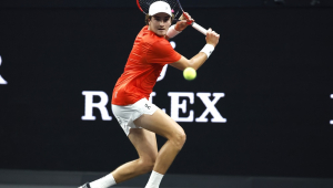 João Fonseca, do Time Mundo, em ação contra o italiano Flávio Cobolli, do Time Europa, durante o Laver Cup, em São Francisco, nos Estados Unidos