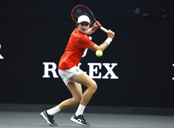 João Fonseca, do Time Mundo, em ação contra o italiano Flávio Cobolli, do Time Europa, durante o Laver Cup, em São Francisco, nos Estados Unidos