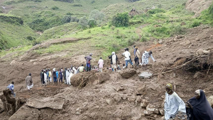 Foto tirada da página oficial do Movimento Ejército de Libertação do Sudão que mostra pessoas caminhando junto com um deslizamento de terra que aconteceu neste domingo, em Tarsin (Sudão).EFE/ Movimento Ejército de Libertação do Sudão