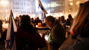 Pessoas participam de uma vigília em memória do segundo aniversário do ataque do Hamas contra Israel, em frente ao Portão de Brandemburgo, em Berlim