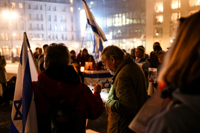 Pessoas participam de uma vigília em memória do segundo aniversário do ataque do Hamas contra Israel, em frente ao Portão de Brandemburgo, em Berlim