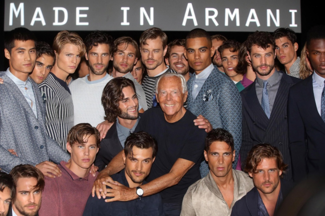 O estilista italiano Giorgio Armani (C) posa com modelos após a apresentação de sua grife Giorgio Armani durante a Semana de Moda de Milão