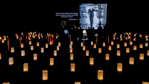 Pessoas prestam homenagem ao falecido estilista italiano Giorgio Armani em sua capela funerária em Milão, norte da Itália, em 6 de setembro de 2025. O ateliê abriga a capela funerária do estilista. Armani faleceu aos 91 anos em 4 de setembro de 2025. (Moda, Itália) EFE/EPA/MOURAD BALTI TOUATI