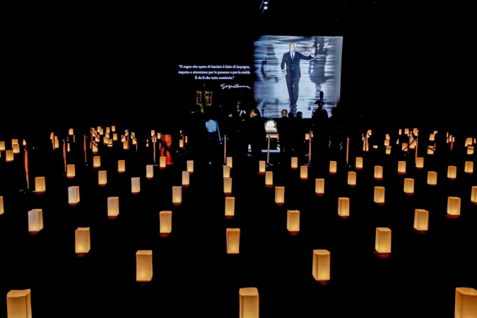 Pessoas prestam homenagem ao falecido estilista italiano Giorgio Armani em sua capela funerária em Milão, norte da Itália, em 6 de setembro de 2025. O ateliê abriga a capela funerária do estilista. Armani faleceu aos 91 anos em 4 de setembro de 2025. (Moda, Itália) EFE/EPA/MOURAD BALTI TOUATI