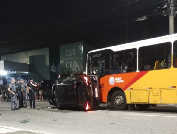 Policiais observam a cena do crime em Praia Grande; Ruy Ferraz Fontes tentou fugir dos criminosos, mas capotou e bateu em ônibus