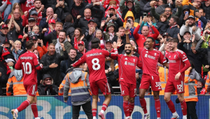 Gravenberch, do Liverpool, comemora o gol de 1 a 0, durante a partida da Premier League entre Liverpool e Everton