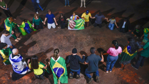 Apoiadores de Jair Bolsonaro fazem vigília na véspera do julgamento do ex-presidente em frente ao condomínio onde cumpre prisão domiciliar em Brasília