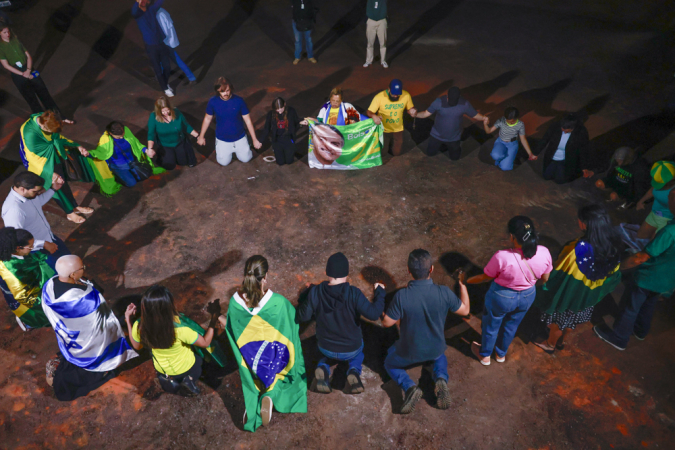 Apoiadores de Jair Bolsonaro fazem vigília na véspera do julgamento do ex-presidente em frente ao condomínio onde cumpre prisão domiciliar em Brasília