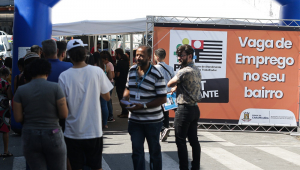 Populares fazem fila para entregar CVs em ação da Prefeitura de Carapicuíba, por meio da Secretaria de Desenvolvimento Social, Econômico e Trabalho, que promove, pela segunda vez, o PAT Itinerante