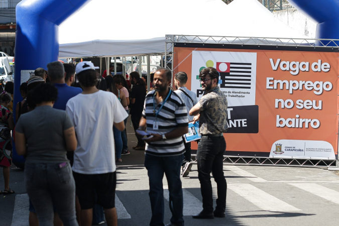 Populares fazem fila para entregar CVs em ação da Prefeitura de Carapicuíba, por meio da Secretaria de Desenvolvimento Social, Econômico e Trabalho, que promove, pela segunda vez, o PAT Itinerante