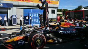 O holandês Max Verstappen, da Red Bull Racing, comemora a pole position após a sessão de classificação para o Grande Prêmio da Itália de Fórmula 1