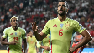 O meio-campista espanhol #06, Mikel Merino (dir.), comemora após marcar o quinto gol da Espanha durante a goleada contra a Turquia