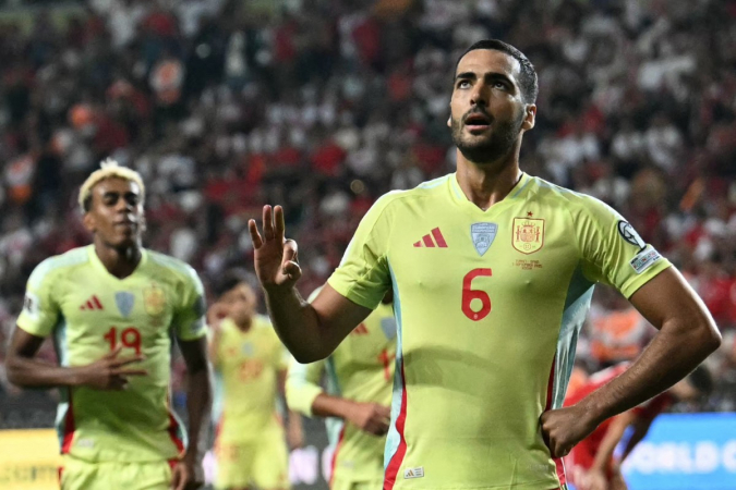 O meio-campista espanhol #06, Mikel Merino (dir.), comemora após marcar o quinto gol da Espanha durante a goleada contra a Turquia