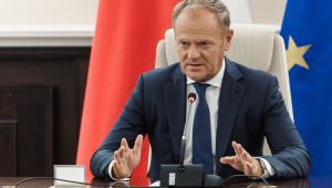 Esta imagem de 10 de setembro de 2025, divulgada pelo gabinete do Primeiro-Ministro polonês, mostra o Primeiro-Ministro polonês, Donald Tusk, liderando uma reunião de emergência em Varsóvia após drones russos violarem o espaço aéreo polonês. As defesas aéreas da OTAN ajudaram a conter drones que entraram no espaço aéreo polonês durante a noite, e o chefe da aliança, Mark Rutte, está em contato com Varsóvia, disse uma porta-voz da OTAN. O Primeiro-Ministro polonês, Donald Tusk, disse que a violação do espaço aéreo polonês por vários drones russos durante a noite foi uma grande provocação dirigida à UE e aos membros da OTAN. (Foto: Handout / HANDOUT / AFP) / USO RESTRITO AO EDITORIAL - CRÉDITO OBRIGATÓRIO "FOTO AFP / GABINETE DO PRIMEIRO-MINISTRO POLONÊS / BYLINE" - HANDOUT - SEM MARKETING, SEM CAMPANHAS PUBLICITÁRIAS - DISTRIBUÍDO COMO UM SERVIÇO AOS CLIENTES