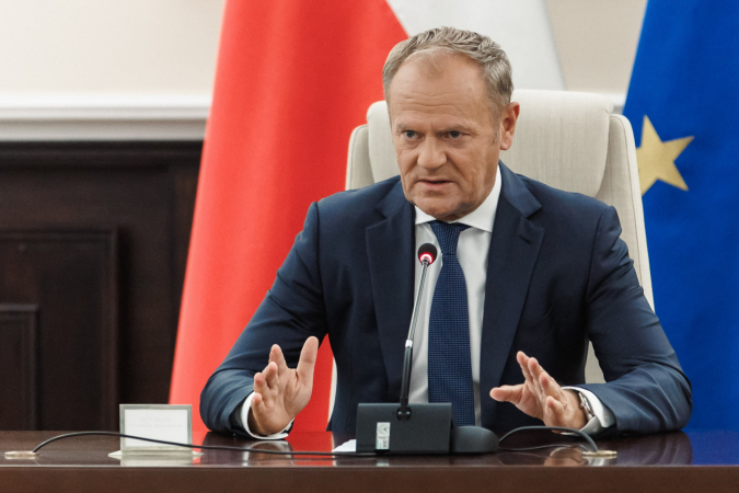 Esta imagem de 10 de setembro de 2025, divulgada pelo gabinete do Primeiro-Ministro polonês, mostra o Primeiro-Ministro polonês, Donald Tusk, liderando uma reunião de emergência em Varsóvia após drones russos violarem o espaço aéreo polonês. As defesas aéreas da OTAN ajudaram a conter drones que entraram no espaço aéreo polonês durante a noite, e o chefe da aliança, Mark Rutte, está em contato com Varsóvia, disse uma porta-voz da OTAN. O Primeiro-Ministro polonês, Donald Tusk, disse que a violação do espaço aéreo polonês por vários drones russos durante a noite foi uma grande provocação dirigida à UE e aos membros da OTAN. (Foto: Handout / HANDOUT / AFP) / USO RESTRITO AO EDITORIAL - CRÉDITO OBRIGATÓRIO "FOTO AFP / GABINETE DO PRIMEIRO-MINISTRO POLONÊS / BYLINE" - HANDOUT - SEM MARKETING, SEM CAMPANHAS PUBLICITÁRIAS - DISTRIBUÍDO COMO UM SERVIÇO AOS CLIENTES