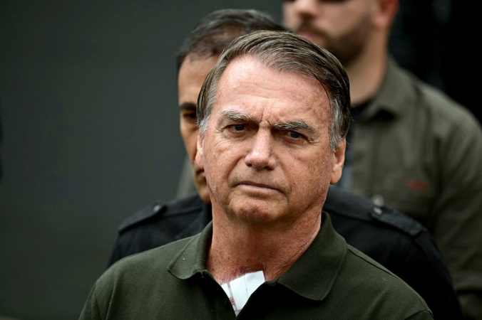 Jair Bolsonaro é levado ao hospital com crise de soluço, vômito e pressão baixa em Brasília