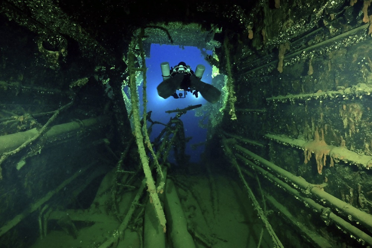 Mergulhadores recuperam os primeiros objetos do navio gêmeo do ‘Titanic’ na costa da Grécia