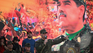 O ministro da Defesa da Venezuela, Vladimir Padrino López, fala durante uma mobilização militar em apoio ao presidente Nicolás Maduro