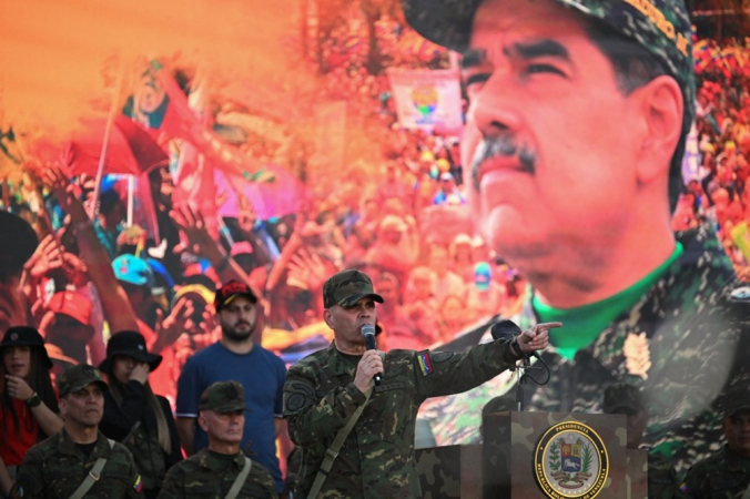 O ministro da Defesa da Venezuela, Vladimir Padrino López, fala durante uma mobilização militar em apoio ao presidente Nicolás Maduro