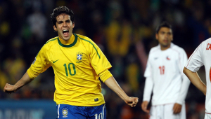 Kaká, do Brasil, comemora o gol de Juan durante a partida contra o Chile, válida pelas oitavas de final da Copa do Mundo 2010